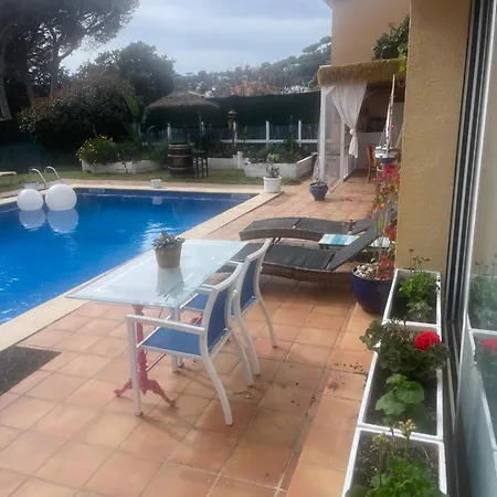 בית כפרי Petit Fleurs Con Piscina Y Patio קלנג'ה