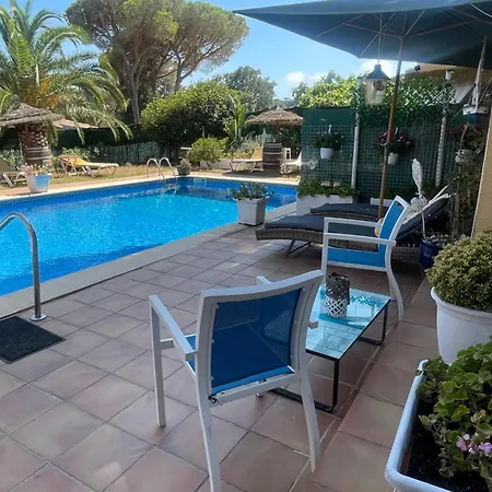 Petit Fleurs Con Piscina Y Patio * קלנג'ה