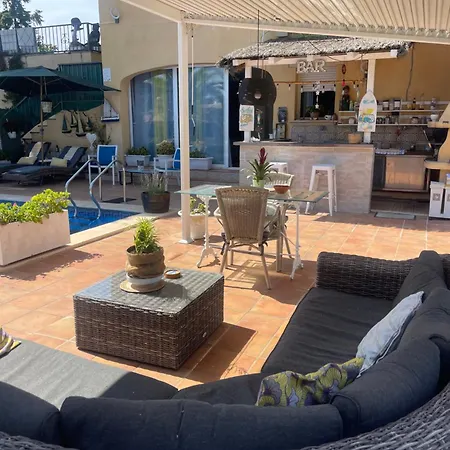 Petit Fleurs Con Piscina Y Patio *