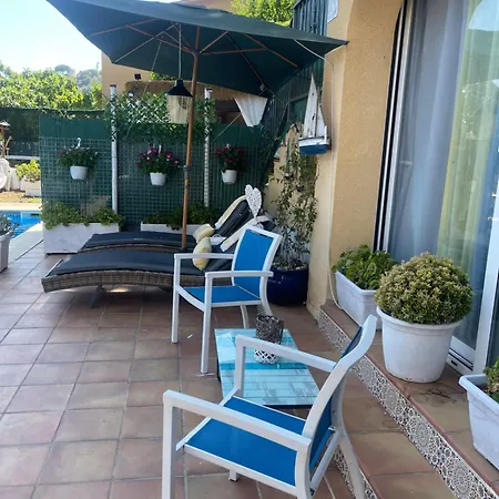 בית כפרי Petit Fleurs Con Piscina Y Patio קלנג'ה
