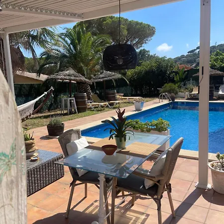 בית כפרי Petit Fleurs Con Piscina Y Patio קלנג'ה