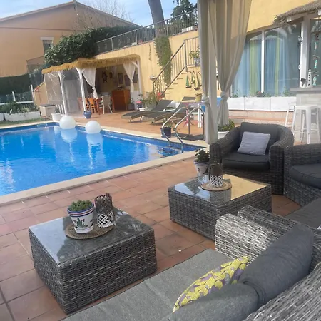 Petit Fleurs Con Piscina Y Patio Country house *