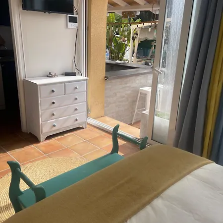 Petit Fleurs Con Piscina Y Patio *